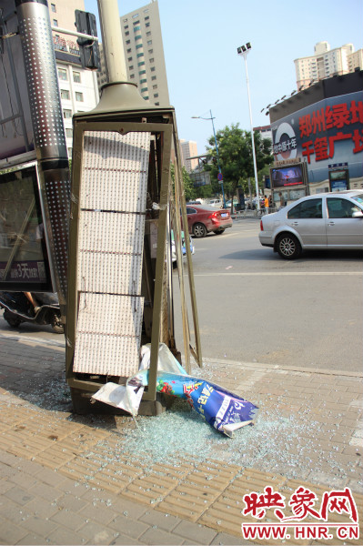 路旁的路燈箱已經(jīng)被肇事車輛撞碎。