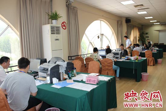 高招錄取現(xiàn)場錄檢組工作人員正在緊張工作中。