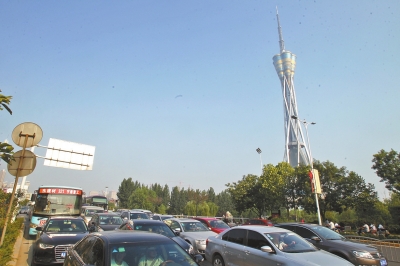 航海路中原福塔門前調(diào)頭口被封閉，等待左轉調(diào)頭的車輛排起長隊。