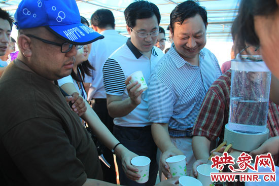 來自北京、天津、河北的40多家媒體的記者紛紛前來品嘗丹江口水庫的水