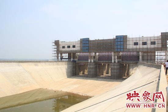 正式通水后，湍河渡槽5秒鐘就能注滿一個(gè)標(biāo)準(zhǔn)的游泳池