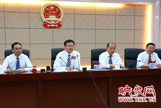 專題詢問(wèn)會(huì)結(jié)束后，省人大組織召開(kāi)記者提問(wèn)會(huì)。