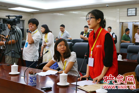 映象網(wǎng)記者就網(wǎng)友關(guān)心熱點(diǎn)問(wèn)題向省教育廳副廳長(zhǎng)尹洪斌提問(wèn)。