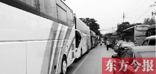 昨日，只能由東向西單行的鄭州市城南路上，闖進(jìn)了由西向東行駛的大巴車，造成嚴(yán)重交通擁堵