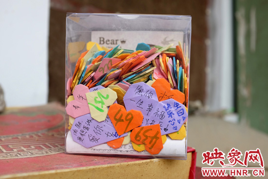 王書(shū)佳的床邊放著一個(gè)玻璃瓶子，里面是521顆紙心，是生日的時(shí)候同宿舍的朋友送給她的。