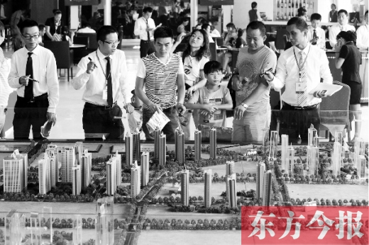 昨天上午，在鄭州市區(qū)一售樓部內(nèi)，看房的顧客比平時(shí)多了不少