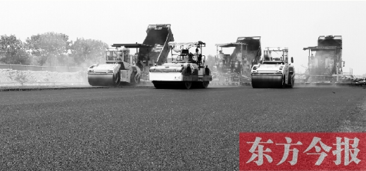 鄭州通航試驗(yàn)區(qū)上街機(jī)場(chǎng)的改擴(kuò)建工程正在緊張施工，寬闊的跑道已經(jīng)基本竣工