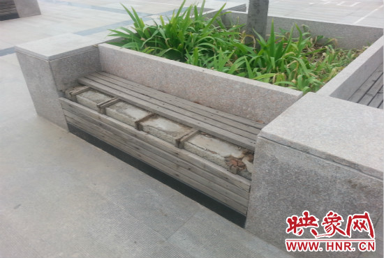 基礎(chǔ)設(shè)施破壞嚴(yán)重，一直無人修理。