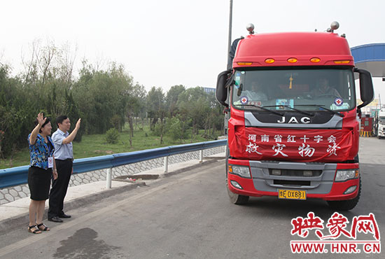 運(yùn)送救災(zāi)物質(zhì)的貨車出發(fā),奔赴災(zāi)區(qū)。