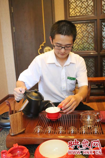 1、水壺里的水煮沸，李克勤把茶葉放進(jìn)茶荷里，準(zhǔn)備溫杯沖茶