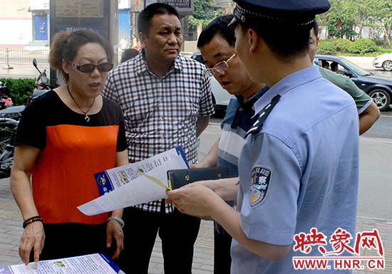 民警向市民介紹防詐騙知識(shí)