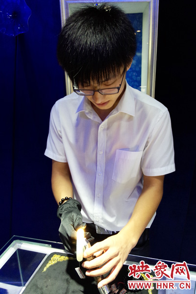 方雷正在學(xué)習(xí)翡翠方面的知識(shí)