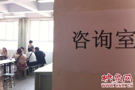 在金水區(qū)教體局設(shè)立的“復議”現(xiàn)場，家長們提出了各式各樣的問題。