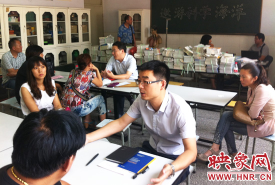 各區(qū)受理咨詢的教育部門工作人員對于提出的問題一一作出解答。