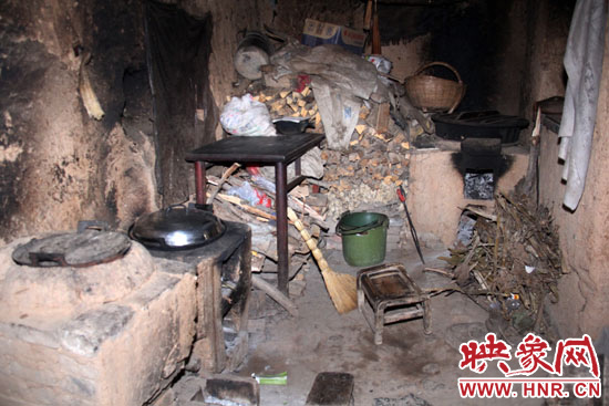 李娜家做飯的地方,就在土坯房的門口,夏天屋里跟燒炕一樣。