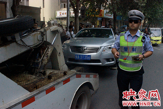 一輛違規(guī)停放的豐田轎車被拖走