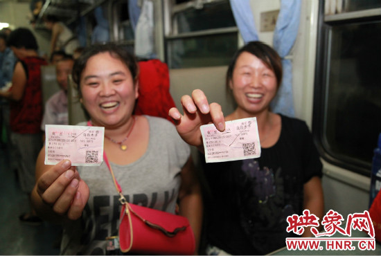 進疆棉農(nóng)展示前往烏魯木齊的車票。