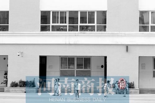河南兩小學(xué)共用一校園 10個班同上體育課無法跑 河南兩小學(xué)共用一校園 10個班同上體育課無法跑