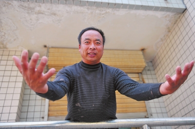 王全發(fā)向記者演示救人場(chǎng)景 王全發(fā)向記者演示救人場(chǎng)景