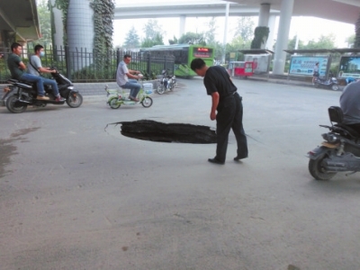 市民探頭看，大坑“深不可測”。