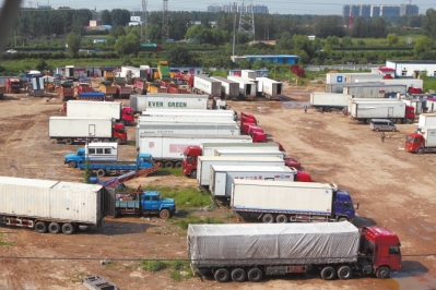 抓賭前，處警民警就藏身在這些廂式貨車內(nèi)。