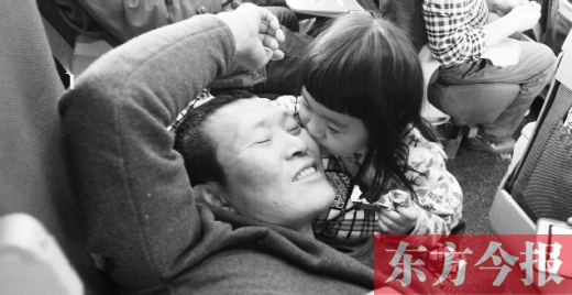 女兒嘟嘟不時(shí)的親吻是他最好的“鎮(zhèn)痛藥”。