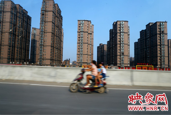 三環(huán)快速路開通后，仍有一些電動車違規(guī)上橋。