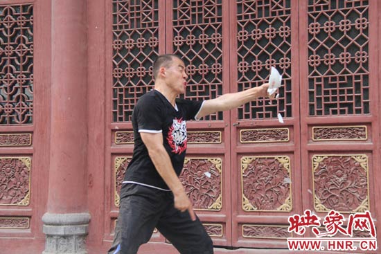 樊偉鵬展示其單指碎碗的絕技。