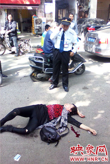 一名老年人當場昏迷。