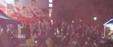 澡堂外排隊洗澡的學(xué)生隊伍目測有近百米 澡堂外排隊洗澡的學(xué)生隊伍目測有近百米