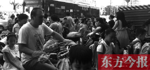 9月4日下午，文化路一小附近，大批陪讀家長(zhǎng)接孩子。