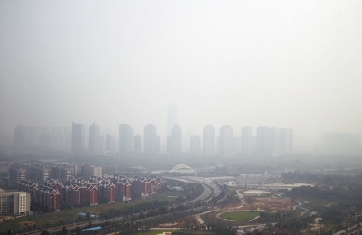 玉米秸稈煙淹了“大玉米”10月7日，霧霾籠罩下的鄭東新區(qū)CBD。