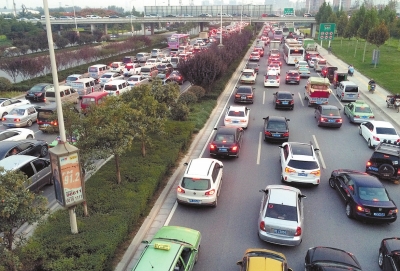 返程高峰花園路下高速口相當(dāng)擁堵 返程高峰花園路下高速口相當(dāng)擁堵