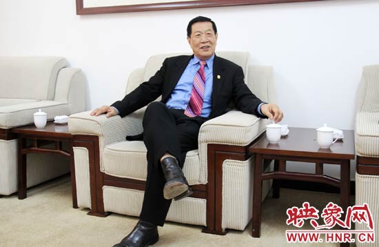 以精湛讀到的刑偵鑒識技術(shù)享譽國際的李昌鈺博士，被譽為“當(dāng)代福爾摩斯”。