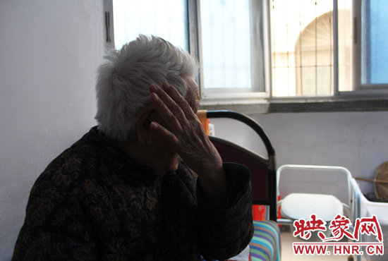 說(shuō)起敬老院要搬遷,老太太忍不住流眼淚。