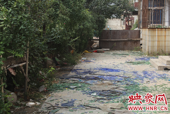 社區(qū)內(nèi)已是狼藉一片。