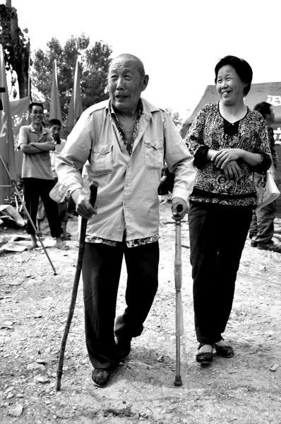 2011年6月26日，何兆勝在三女兒的陪伴下漫步在搬遷現(xiàn)場。