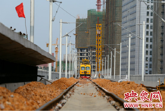 工程車在鋪好的軌道上忙碌不停。