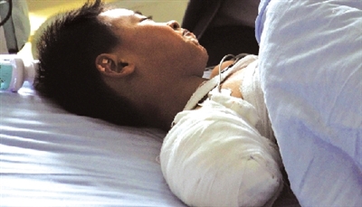 被黑熊咬掉右胳膊后，他忍著痛沒哭；術(shù)后躺在病床上，他沒哭。