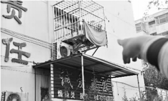 發(fā)生矛盾的一二樓鄰居，喇叭就安裝在二樓窗口。