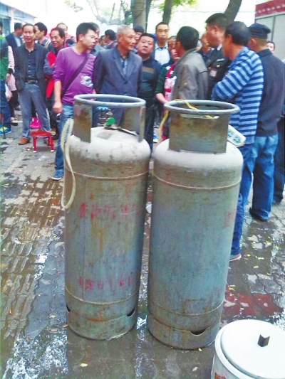 這兩個大塊頭沒事，眾人懸著的心平靜下來。