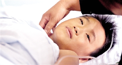 “好疼”，麻藥的效力過了，張?zhí)鞓贩浅Ｍ纯嗟珡?qiáng)忍著。