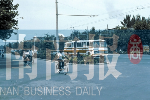 1983年的建設(shè)路，已經(jīng)有了電車