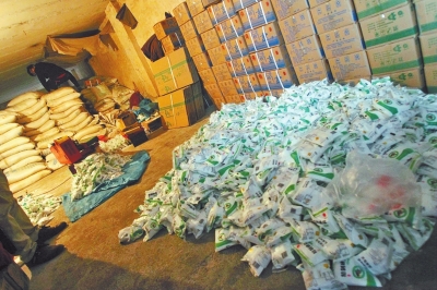 大袋的飼料添加劑氯化鈉經(jīng)過仿冒加工，就變成了小袋的食用碘鹽。