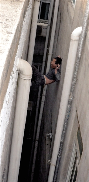 就在民警緊急施救時，他從兩樓之間摔下。