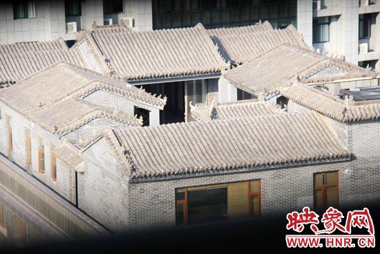 這座建筑里面的裝修奢華考究，門窗和吊頂均為紅木。