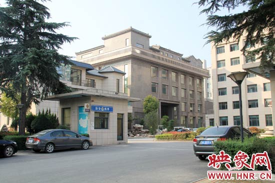 據(jù)這座建筑的一名工作人員稱，整座建筑為海龍集團(tuán)所有，房屋建成之后用作公司紅木家具展示。