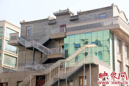 這座建筑的背面，已建好步梯。