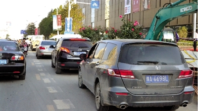 中原路華山路口，花壇擋了進入地下商場的車流