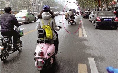 女摩的司機(jī)騎得飛快，闖了3次紅燈